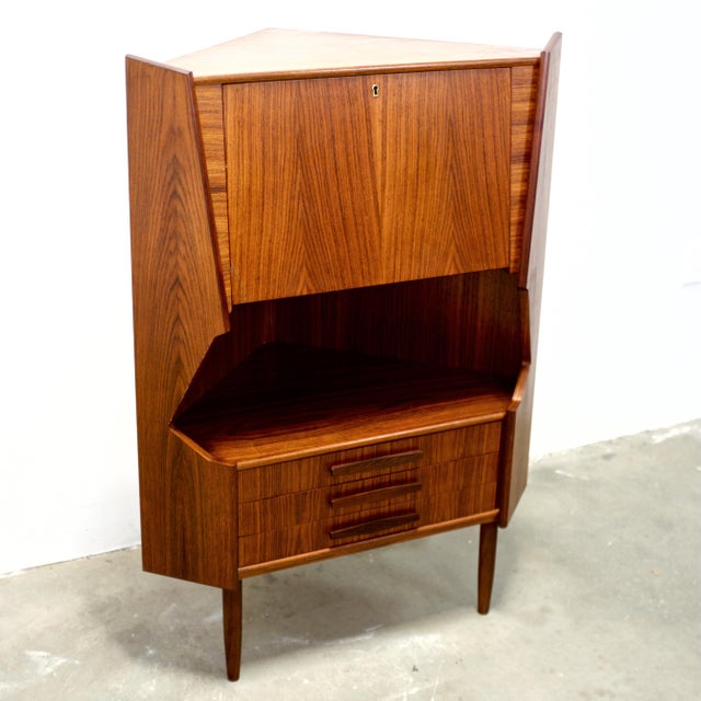 1950s 1950s Danish Rosewood Corner Cabinet in the Style of Omann Jun. Møbelfabrik / Gunni Omann For Sale - Image 5 of 14