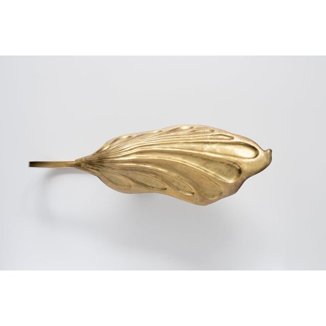 This gold brass sconce by tomasso barbi from the 1970s perfectly captures his iconic style. The wall structure elegantly...