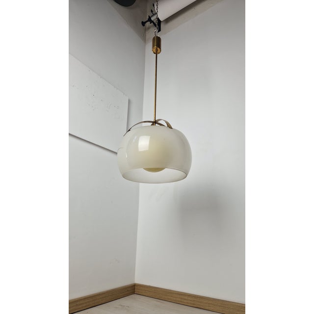 Large Omega Pendant in Polished Brass by Vico Magistretti for Artemide, 1960s, in Very Good conditions. Designed 1960 to...