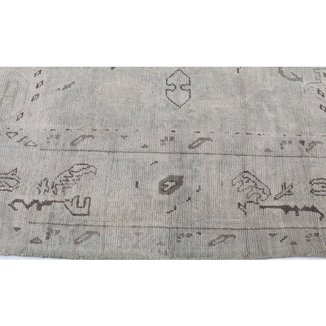 Textile Antique Oushak Turkish Medallion Gray With Beige Carpet - c. 1920 For Sale - Image 7 of 8