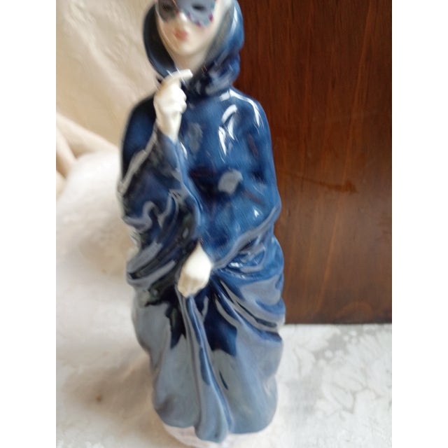 English Vintage 1970s Royal Doulton "Masque" Figurine Hn2554 For Sale - Image 3 of 9