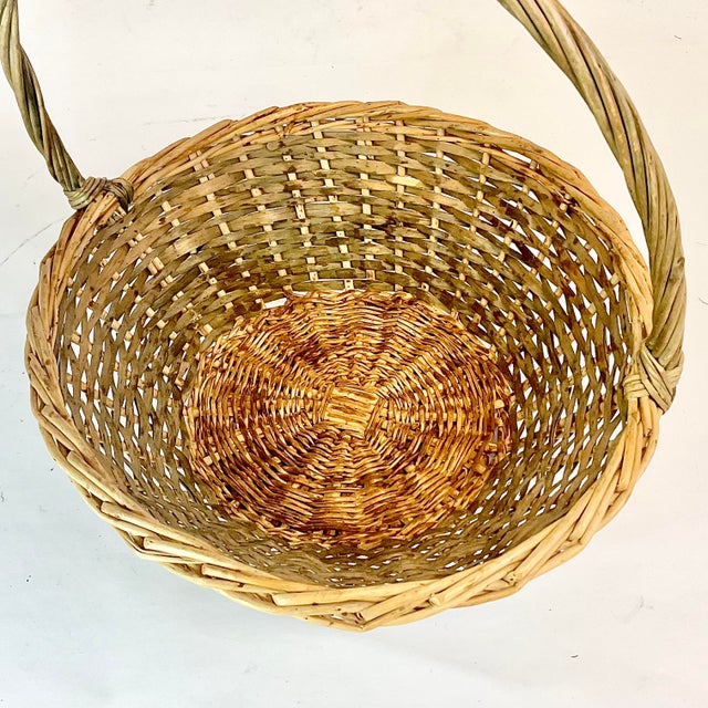 Wood 1970s Vintage Boho Chic Arts & Crafts Nantucket Round Wicker Gathering Basket For Sale - Image 7 of 8