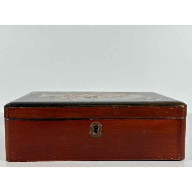 Art Nouveau Mid 20th Century Art Nouveau Lacquered Parrot Box: Hand Painted Japanese Trinket For Sale - Image 3 of 10