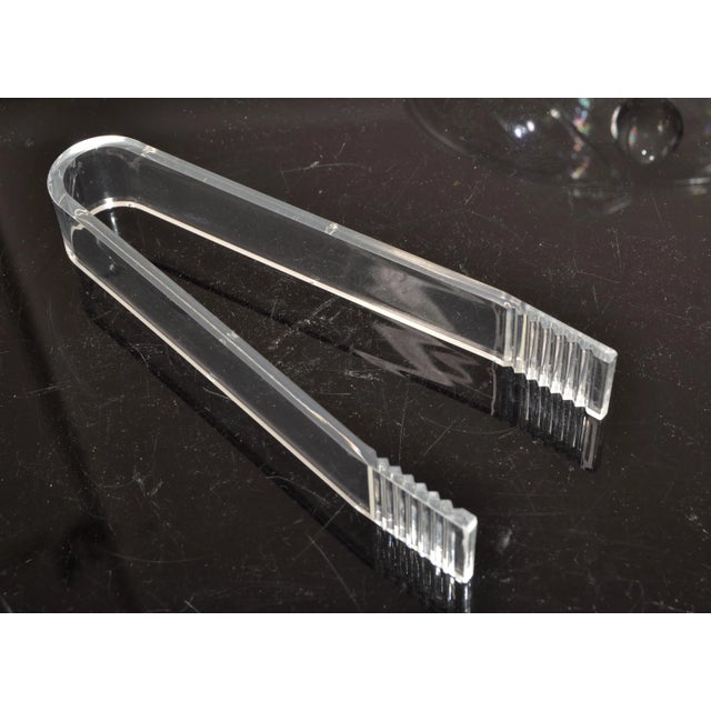 Transparent 1980s Vintage Grainware Transparent Lucite Clear Acrylic Ice Bucket Lid Tongs For Sale - Image 8 of 12