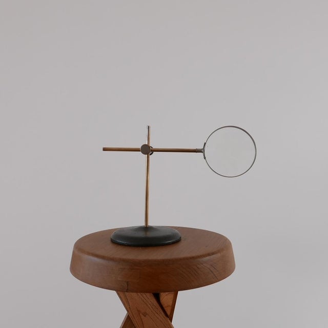 Antique Brass Desk Top Lens, in Good conditions. Designed 1920 to 1949