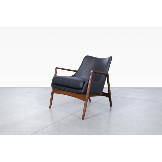 1950s Danish Modern Black Leather and Walnut Lounge Chairs by Ib Kofod Larsen for Selig For Sale - Image 5 of 11
