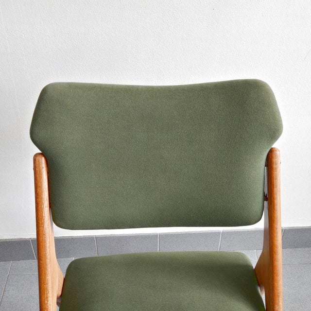 Fair condition. The chair is very sturdy, the khaki wool jersey fabric is in very good condition, as is the foam. There...