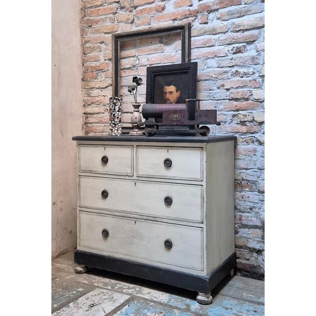 Late 19th Century Victorian Painted Pine Chest of Drawers, England, in Good conditions. Designed before 1890