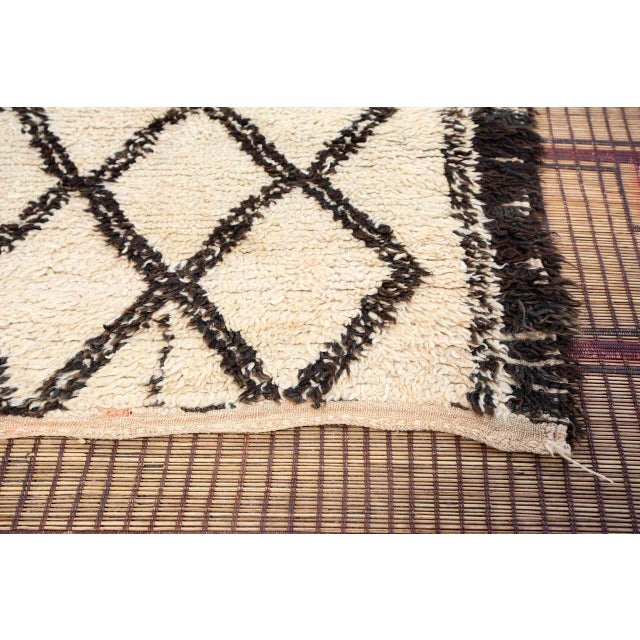 Vintage Moroccan Beni Ouarain Rug, Hand-Woven Wool, 1940 For Sale - Image 9 of 11
