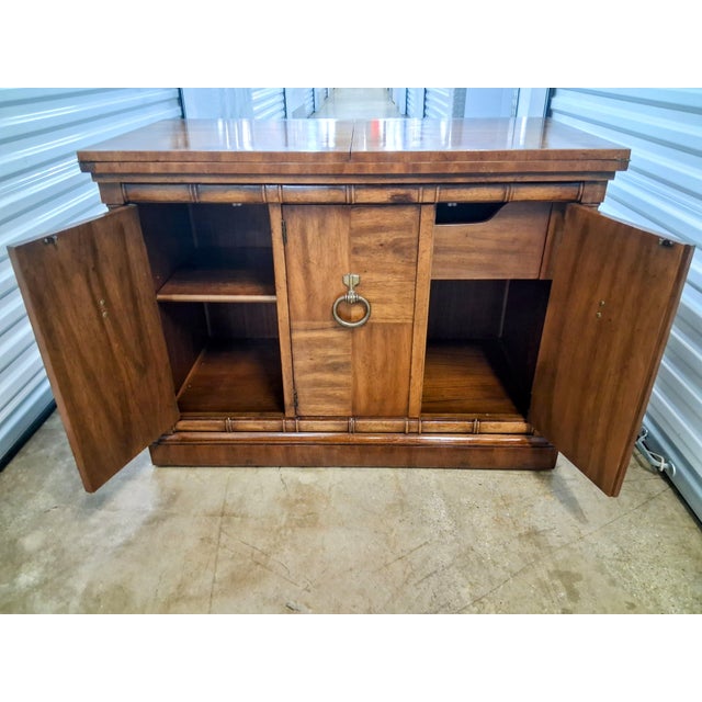 Vintage Heritage Campaign Buffet Credenza | Mid Century Modern Sideboard With Drop-Leaf / Expandable Top | Retro Dining Room Furniture For Sale - Image 11 of 15