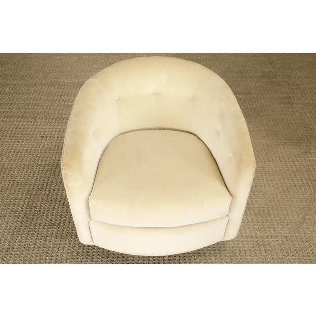 Barrel-Back Swivel Club Chair W Walnut Base in the Style of Milo Baughman, 1970s For Sale - Image 14 of 17