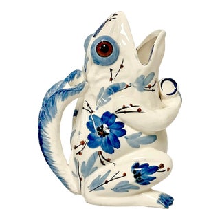 1960s Vintage Boho Chic Coastal Ttompe L’Oeil Frog Pitcher, Blue & White. For Sale