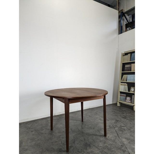 Scandinavian Teak Table with Extension, in Very Good conditions.