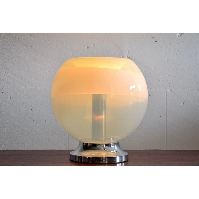 This table lamp, made of hand-blown Murano glass, was produced by Mazzega in the 1970s. European Plug (up to 250V).The...