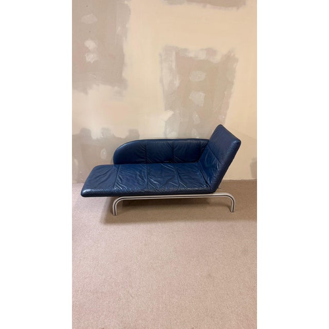 The iconic "BEO" chaise longue by Toshiyuki Kita for Interprofil, upholstered in high-quality blue leather. Thanks to its...