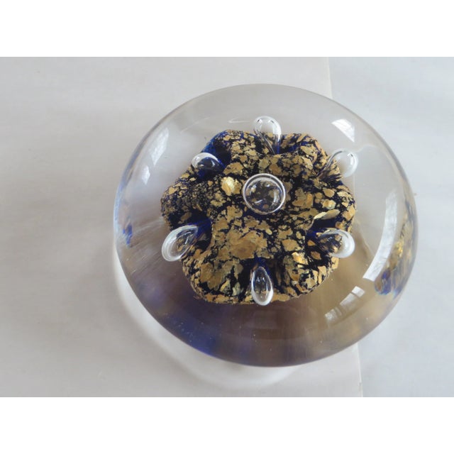 This is an art glass paperweight, artist signed, in mint condition. 5" diameter X 2" high weight: 1.5 lb