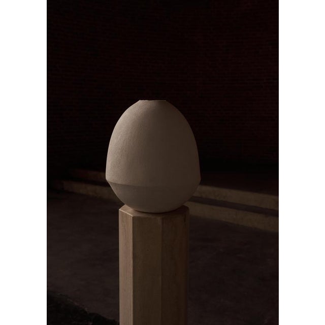 Flask by Laura Pasquino Limited Edition of 8 Dimensions: D 38 x H 43 cm Material: Soft-paste porcelain, glaze.