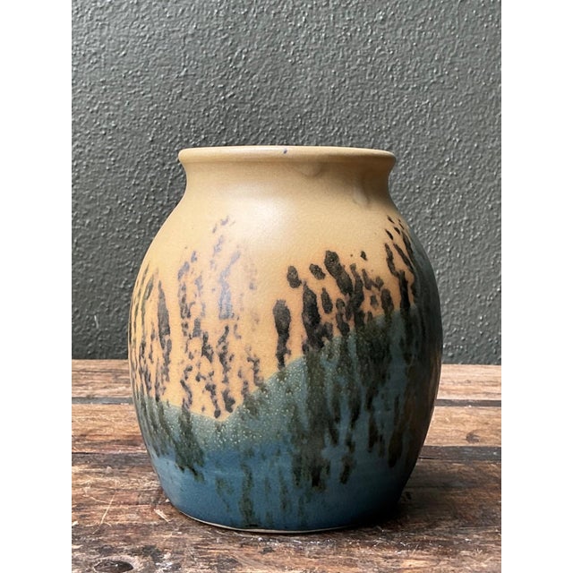 This vintage studio pottery glazed ceramic vase is a captivating example of mid-century artisan design, celebrated for its...