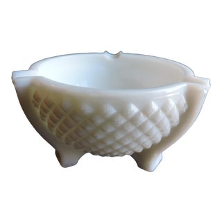 Vintage 1950s Milk Glass L.e Smith Glass Co. English Hobnail Round Three Toed Ashtray For Sale