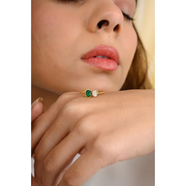 Contemporary Emerald and Diamond Ring in 18k Gold Size 6 For Sale - Image 4 of 8