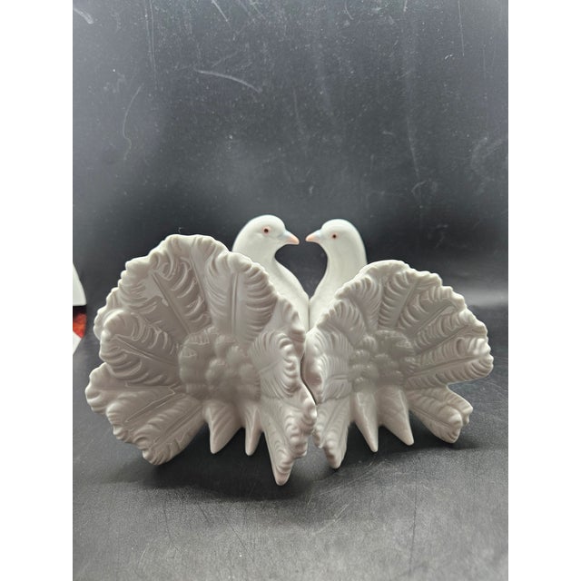 Figurative Vintage Lladró "Couple of Doves" Porcelain Figurine (Model #01001169). For Sale - Image 3 of 4