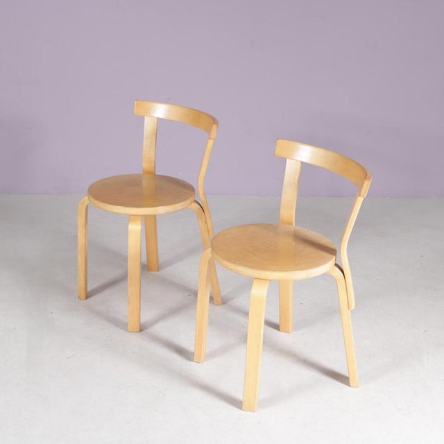 1950s set of 2 chairs model 68 designed by Alvar Aalto. Crafted in pine wood, these chairs embody Aalto’s signature...