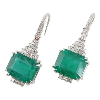 Natural zambian Emerald diamond earring in 18k gold For Sale