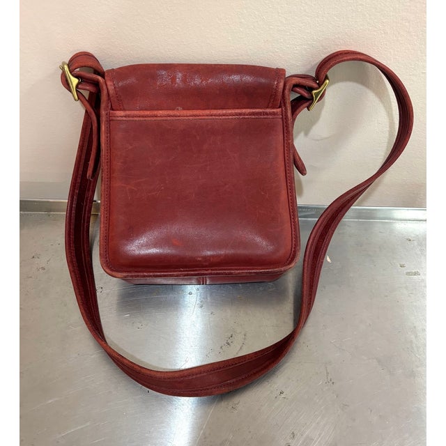 1980s Coach 1970s-80s Red Leather Cross-Body Purse For Sale - Image 5 of 8