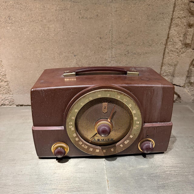 Brown 1950s Zenith Brown Bakelite Portable Radio Nonworking Mid Century Art Deco For Sale - Image 8 of 8