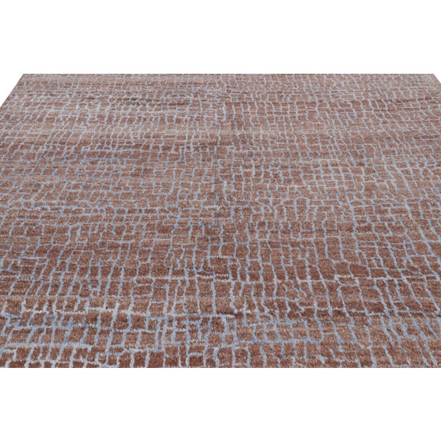 Made with a luxurious, textural silk, this 9x12 contemporary rug is an exciting new unveiling from the Modern Collection...