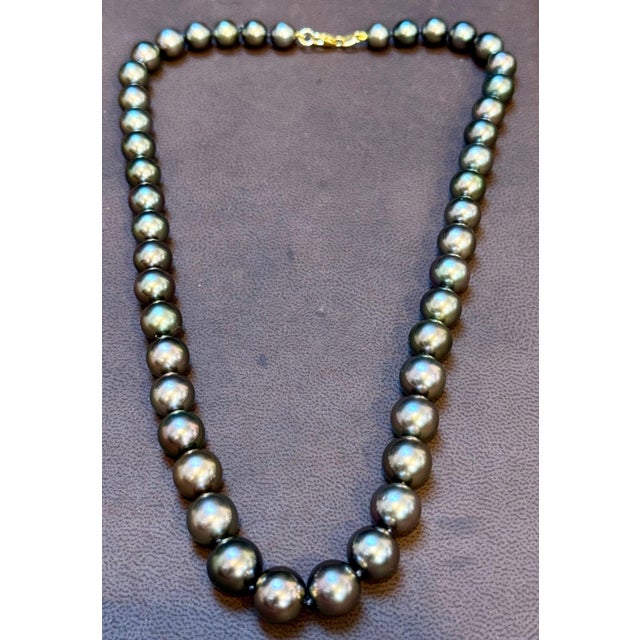 Early 21st Century 8-11.5 mm Tahitian Black Graduating Pearls Strand Necklace Yellow Gold Clasp 18K For Sale - Image 5 of 18