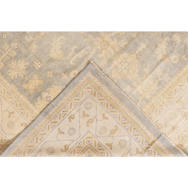 This wool rug in the Oversize Oushak Style is a stunning example of expert craftsmanship and attention to detail. Its...