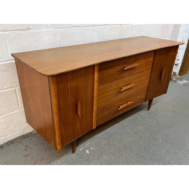 Young Manufacturing Mid-Century Sculpted Walnut Credenza by Young Manufacturing, Attributed For Sale - Image 4 of 17