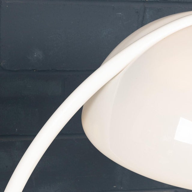 1960s Vintage Italian White Serpente Floor Lamp by Elio Martinelli for Martinelli Luce, 1965 For Sale - Image 5 of 18