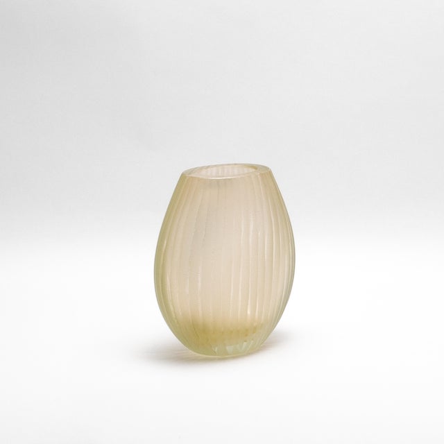 Hand-Blown Murano Supreme Vase in Clear With 24-Karat Gold Flecks Medium For Sale In Los Angeles - Image 6 of 11