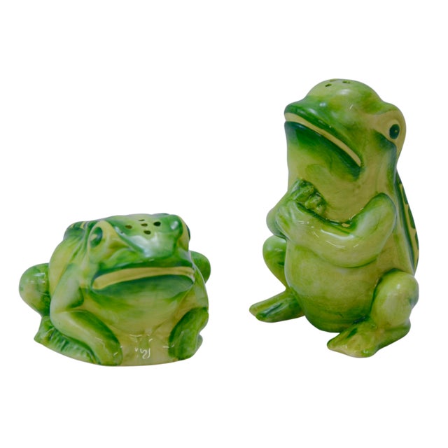 Hand painted Italian whimsical frog salt and pepper shakers made by Vietri of Italy as part of the Water Garden Collection...