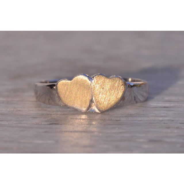 Silver The 59th Street: Engravable Double Heart Signet Ring in White Gold For Sale - Image 8 of 10