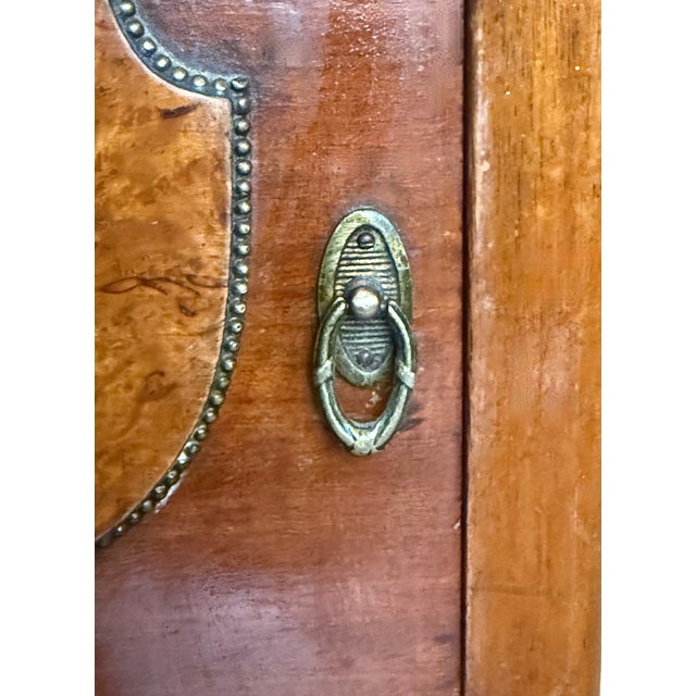 1900-1909 Pair of French Oak Nightstands With Drawer, Door and Bronze Crest For Sale - Image 9 of 11