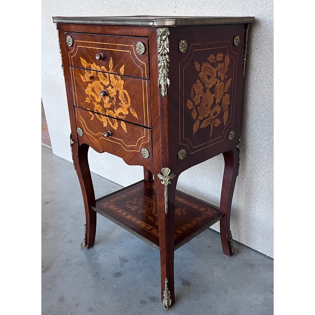 French 19th Century Pair of Italian Louis XV Marquetry Nightstnds With Drawers & Shelve For Sale - Image 3 of 13