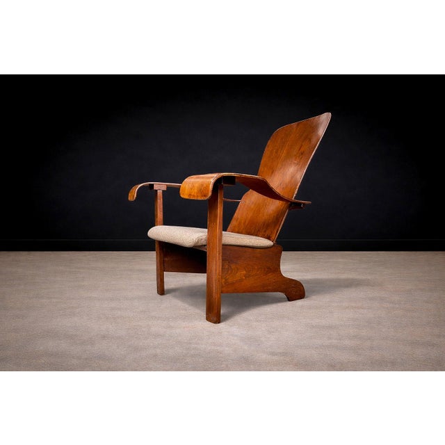 Produced by Cimo in Brazil during the 1950s, this armchair exemplifies the manufacturer’s mastery of bentwood construction...