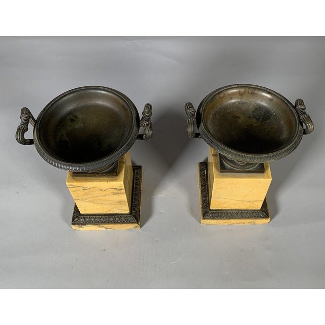 French Pair of Charles X period cups in Siena yellow marble, Restoration period For Sale - Image 3 of 6