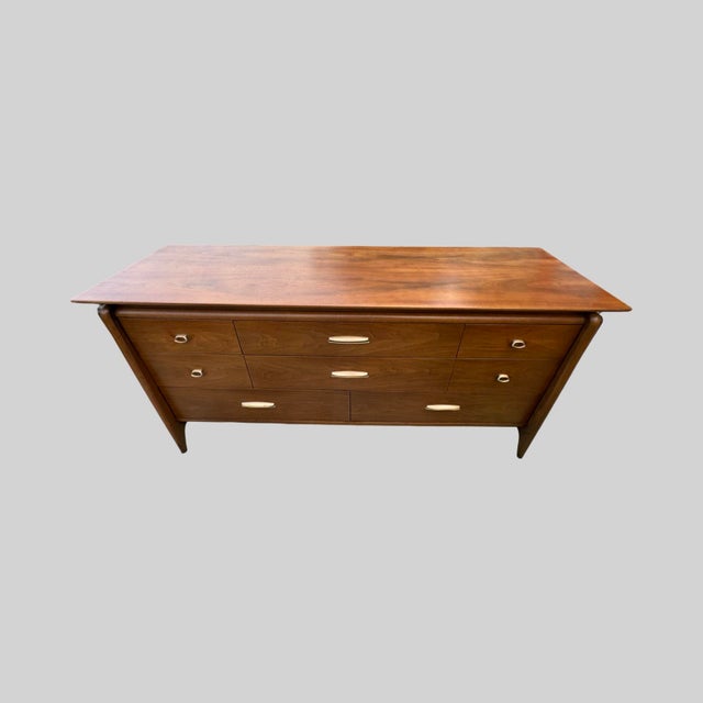 Mid Century Drexel dresser, designed by Jon Van Korey. Very well made, featuring dove tail drawers, solid wood...