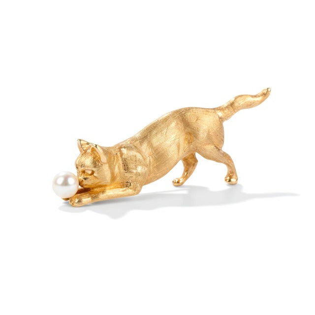 1990s 14k Yellow Gold Cat Brooch With 3.9mm Pearl, Late 20th Century For Sale - Image 5 of 10