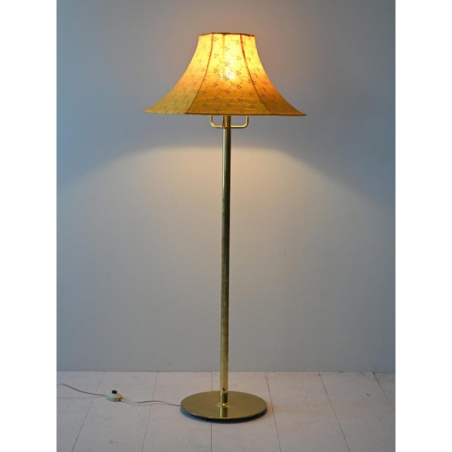 This vintage floor lamp features a round gold metal stem and base, lending a touch of luxury and sophistication to the...
