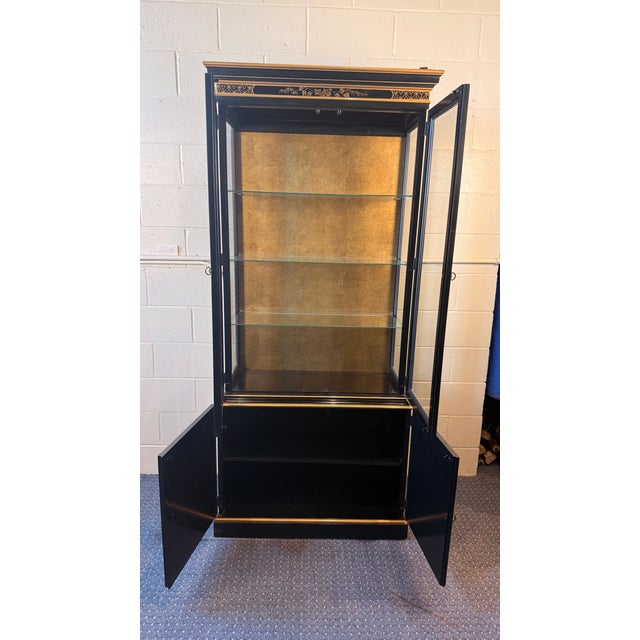 Drexel Heritage Chinoiserie Illuminated Curio Cabinet / Display Case With Gold Gilt Detailing For Sale - Image 11 of 15