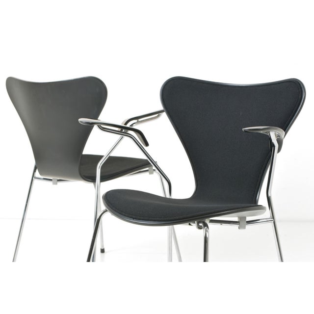 1990s Model 3207 Chairs in Black Kvadrat Upholstery by Arne Jacobsen for Fritz Hansen, Denmark, 1996, Set of 4 For Sale - Image 5 of 14