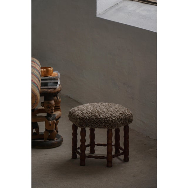 Mid-Century Modern Hexagon Oak Stool with Lambswool Seat and Bobbin Legs, 1950s For Sale - Image 13 of 17