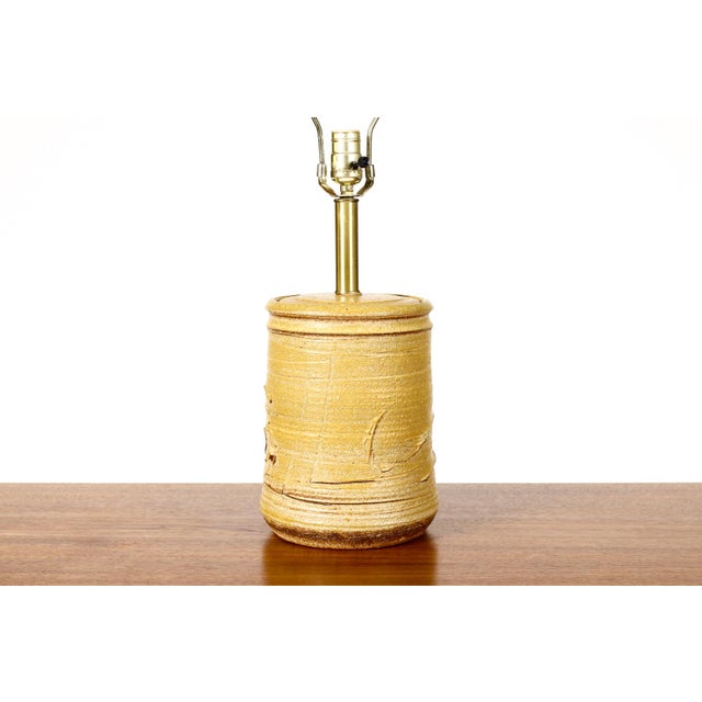 #1936 — Mid Century Vintage Table Lamp — Bob Kinzie for Affiliated Craftsmen — Abstract Texture —Mustard Yellow Glaze Nice...