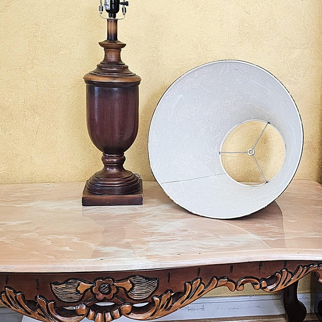 Vintage Traditional Wood-Look Urn Table Lamp With Floral Botanical Shade For Sale - Image 16 of 18