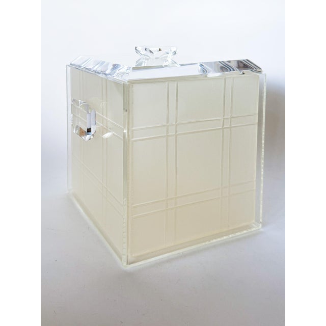 1970s Modern Heavy Lucite Ice Bucket With Liner and Emerald Cut Handles For Sale - Image 13 of 17